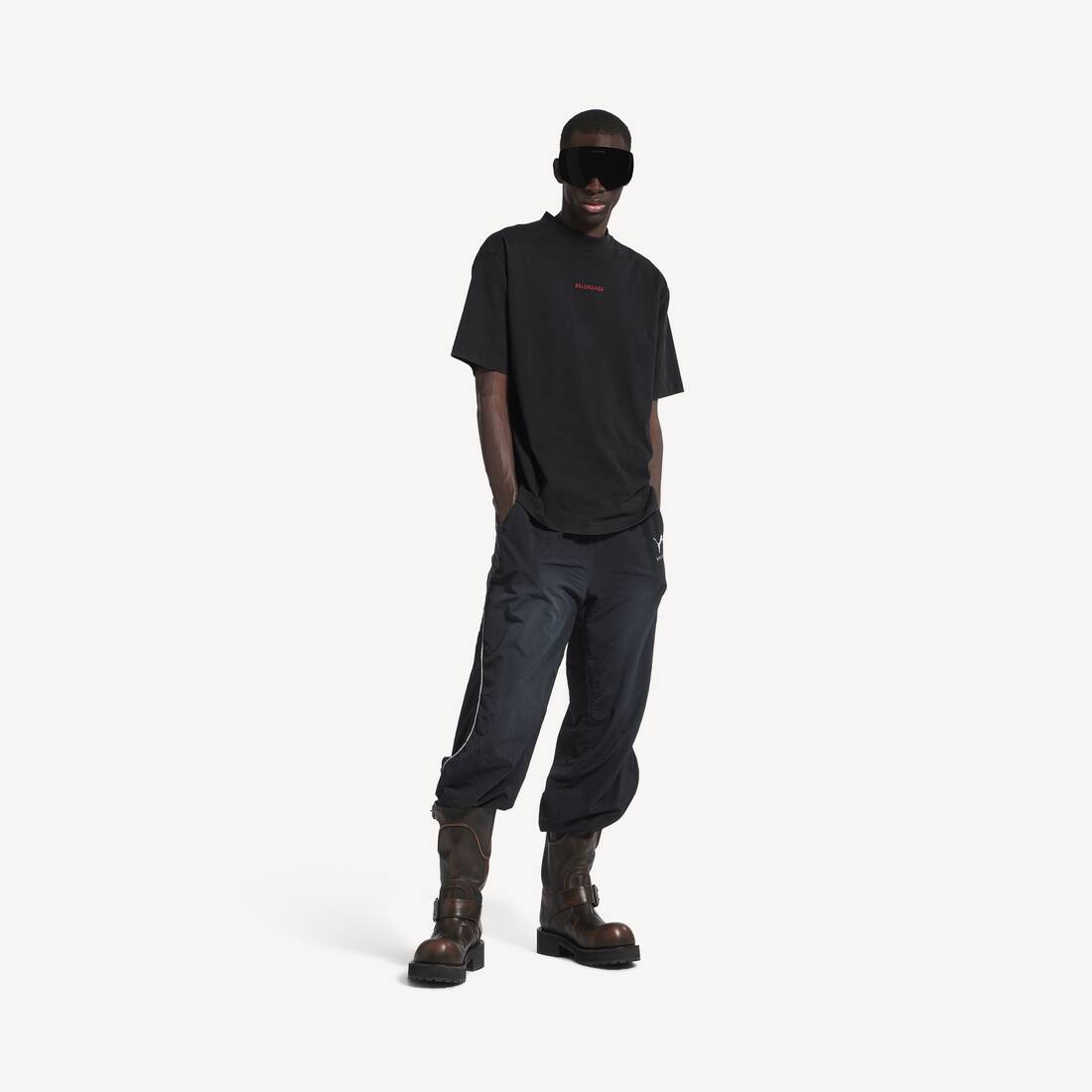 Herrars Balenciaga bak T-shirt Medium Fit i släckt svart/röd