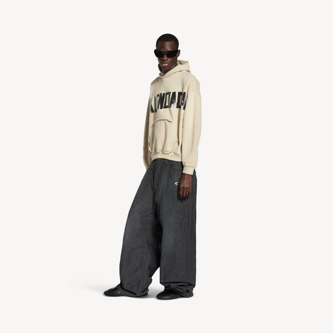 Tape Type Ripped Pocket Hoodie i beige