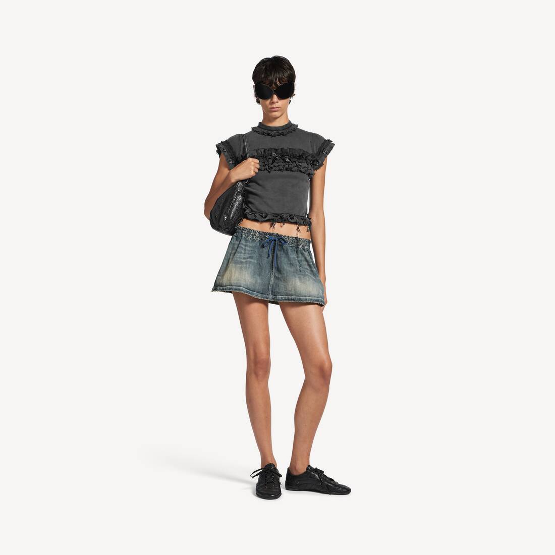 Damsk ruffle-T-shirt i vaskad svart