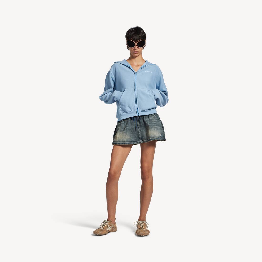 Damhjälm från Balenciaga med bakåtzip i normal passning i ljusblått/vitt
