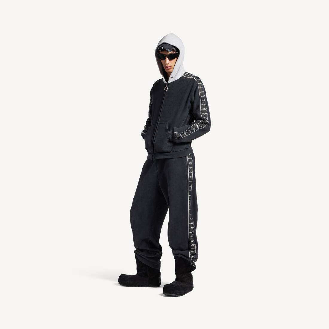 Mans strikiga baggy-byxor i vaskad svart/grå